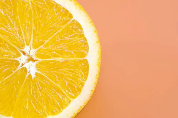 Vista superior de una rodaja de fruta naranja sobre fondo brillante en ora — Foto de Stock