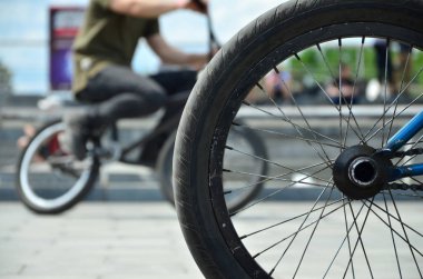 Bisikletçi bisiklet ile bulanık bir sokak zemin karşı bir Bmx bisiklet tekerleği. Doğa sporları konsept