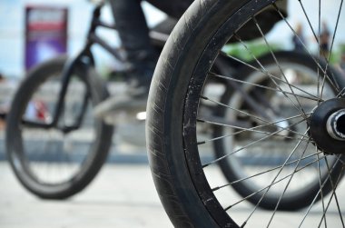 Bisikletçi bisiklet ile bulanık bir sokak zemin karşı bir Bmx bisiklet tekerleği. Doğa sporları konsept