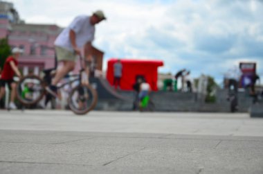 Bir sürü insan bmx bisiklet ile ufuk görüntüsü. Doğa sporları hayranları toplantısı
