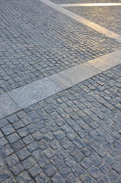 Fragmento de la plaza de la calle, doblado de un pavimento cuadrado gris —  Fotos de Stock