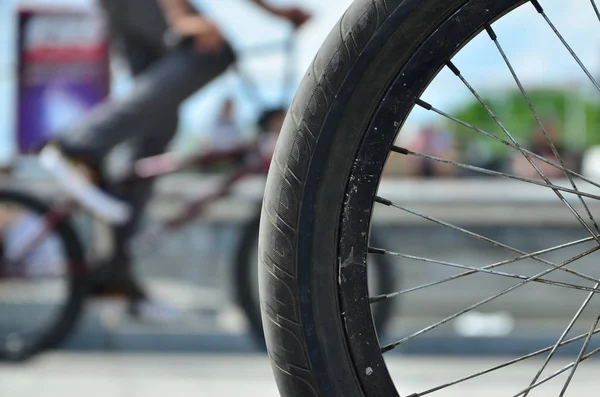 Koła Bmx Rower Tle Niewyraźne Ulicy Jazda Zawodników Sporty Ekstremalne — Zdjęcie stockowe