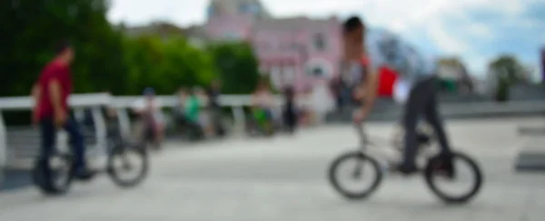 Imagem Desfocada Muitas Pessoas Com Bicicletas Bmx Encontro Torcedores Esportes — Fotografia de Stock