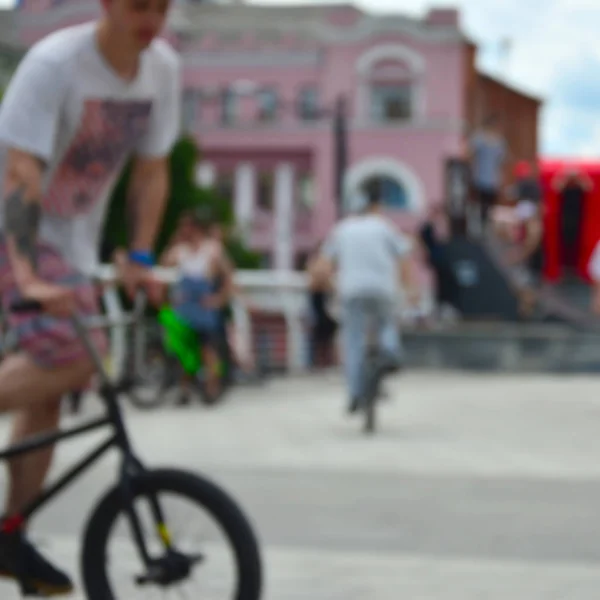 Imagem Desfocada Muitas Pessoas Com Bicicletas Bmx Encontro Torcedores Esportes — Fotografia de Stock