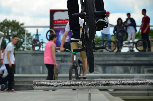 サイクリストは Bmx の自転車のパイプ上にジャンプします バック グラウンドで自転車と人がたくさん 極端なスポーツ コンセプト — ストック写真