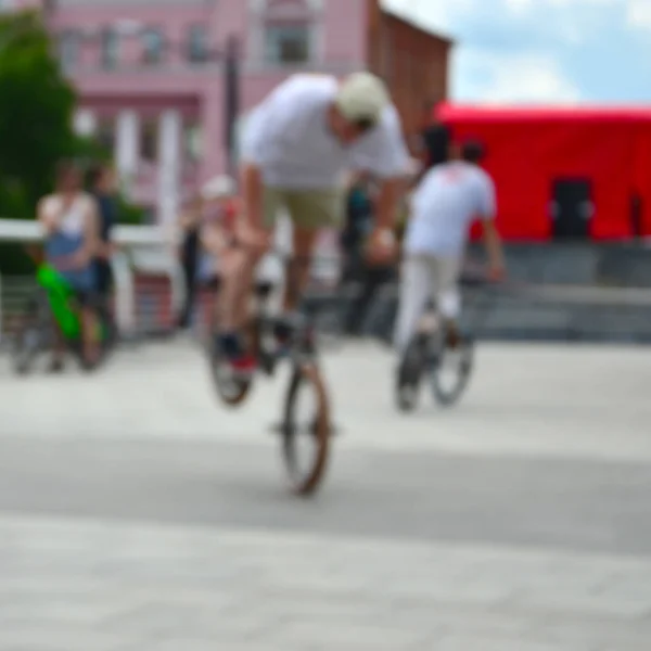 Intreepupil Afbeelding Van Een Heleboel Mensen Met Bmx Fietsen Vergadering Stockfoto