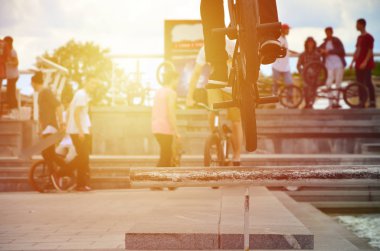 Bir bisikletçi bir Bmx bisiklet üzerinde bir boru atlar. Bir sürü insan Bisiklet arka plan ile. Doğa sporları konsept
