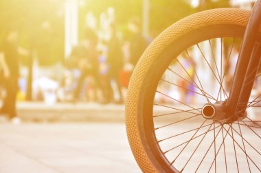 Bisikletçi bisiklet ile bulanık bir sokak zemin karşı bir Bmx bisiklet tekerleği. Doğa sporları konsept