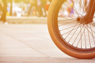 C bulanık bir sokak zemin karşı bir Bmx bisiklet tekerleği