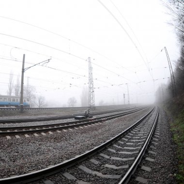 Ukrayna banliyö tren Demiryolu boyunca acele puslu bir sabah. Artan bozulma ile balıkgözü fotoğraf