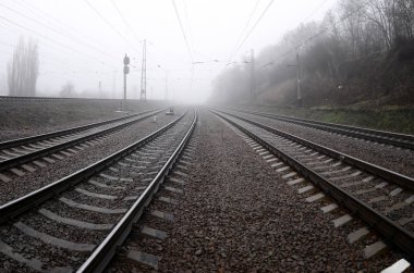 Demiryolu parça puslu bir sabah. Raylar ve uyuyanlar çok puslu ufuk içine gider. Artan bozulma ile balıkgözü fotoğraf