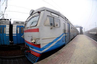 Demiryolu parça puslu bir sabah. Ukraynalı banliyö tren yolcu namı gelmiş. Artan bozulma ile balıkgözü fotoğraf