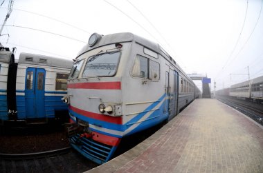 Demiryolu parça puslu bir sabah. Ukraynalı banliyö tren yolcu namı gelmiş. Artan bozulma ile balıkgözü fotoğraf