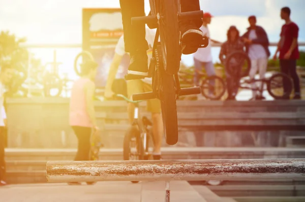 Ciclista Pula Sobre Cano Uma Bicicleta Bmx Muita Gente Com — Fotografia de Stock