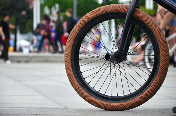 Uma Roda Bicicleta Bmx Contra Pano Fundo Uma Rua Turva — Fotografia de Stock