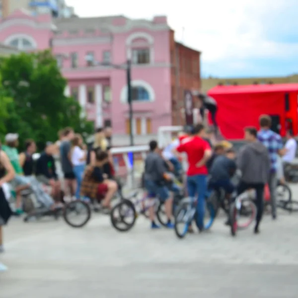 Imagem Desfocada Muitas Pessoas Com Bicicletas Bmx Encontro Torcedores Esportes — Fotografia de Stock