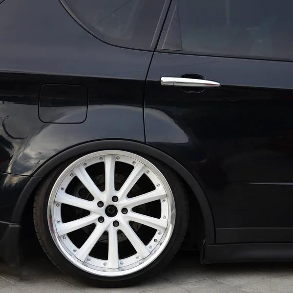 Vue Latérale Une Voiture Noire Brillante Avec Roues Blanches — Photo