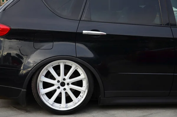 Vue Latérale Une Voiture Noire Brillante Avec Roues Blanches — Photo