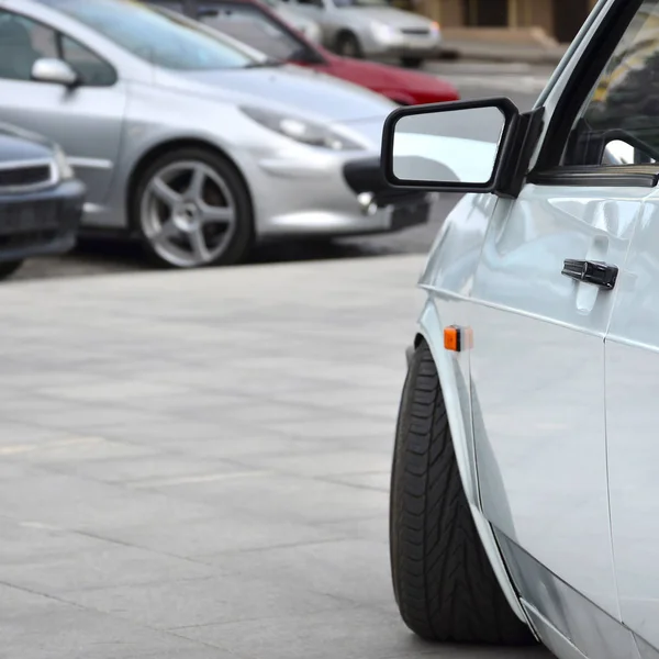 G의 광장에 서 있는 흰색 광택 자동차의 대각선 보기 — 스톡 사진