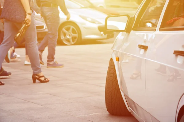 Diagonale Ansicht Eines Weißen Hochglanzautos Das Auf Einem Quadrat Aus — Stockfoto