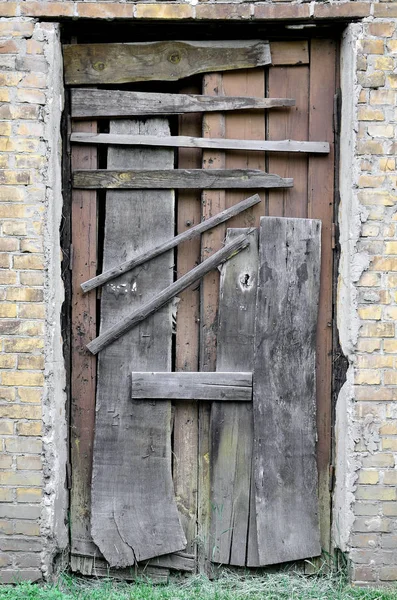 Embarcó la puerta de madera de una vieja casa abandonada —  Fotos de Stock