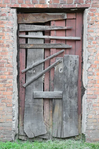 Houten Deur Naar Een Oude Verlaten Huis Dichtgetimmerd — Stockfoto