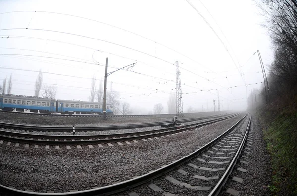 Ukrayna banliyö tren puslu bir demiryolu boyunca atılıyor — Stok fotoğraf