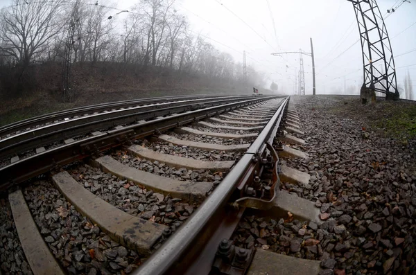 Das Bahngleis Einem Nebligen Morgen Viele Schienen Und Schwellen Ragen — Stockfoto