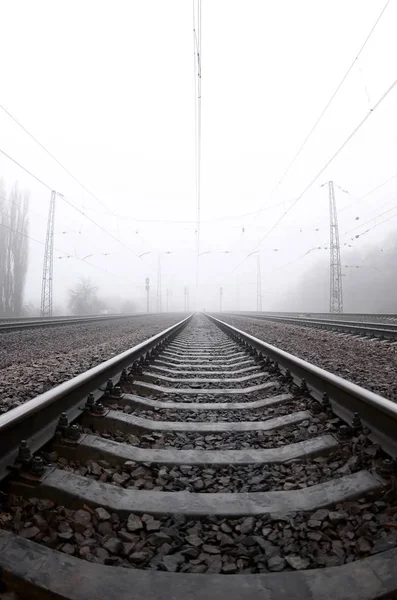 The railway track in a misty morning. A lot of rails and sleeper — Stock Photo, Image