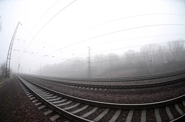 Das Bahngleis Einem Nebligen Morgen Viele Schienen Und Schwellen Ragen — Stockfoto