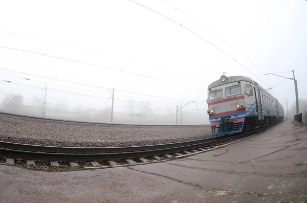 Ukrajinské Příměstský Vlak Spěchá Podél Železnice Mlhavé Ráno Rybí Oko — Stock fotografie