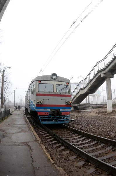 Linha Férrea Numa Manhã Enevoada Trem Suburbano Ucraniano Está Estação — Fotografia de Stock