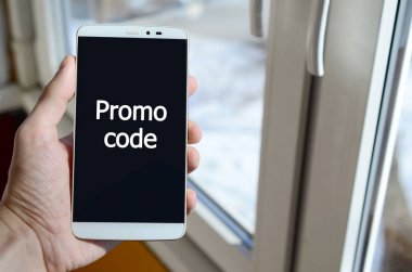 Bir kişi bir beyaz yazıt siyah smartphone ekranında görür. 