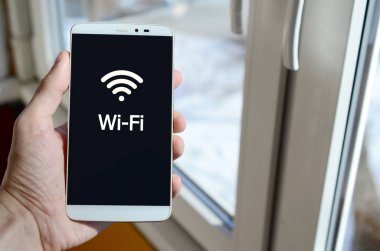 Bir kişi bir beyaz yazıt siyah smartphone ekranında görür. 