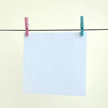 İp, ışık duvar arka plan beyaz boş kartlar. Yaratıcı hatırlatma, küçük yaprak kağıt eski clothespin, faturası zemin üzerinde