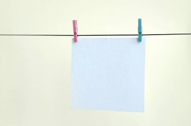 İp, ışık duvar arka plan beyaz boş kartlar. Yaratıcı hatırlatma, küçük yaprak kağıt eski clothespin, faturası zemin üzerinde