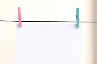 İp, ışık duvar arka plan beyaz boş kartlar. Yaratıcı hatırlatma, küçük yaprak kağıt eski clothespin, faturası zemin üzerinde