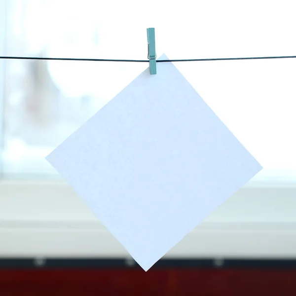 Cartão Branco Branco Corda Fundo Vidro Janela Lembrete Criativo Pequena — Fotografia de Stock