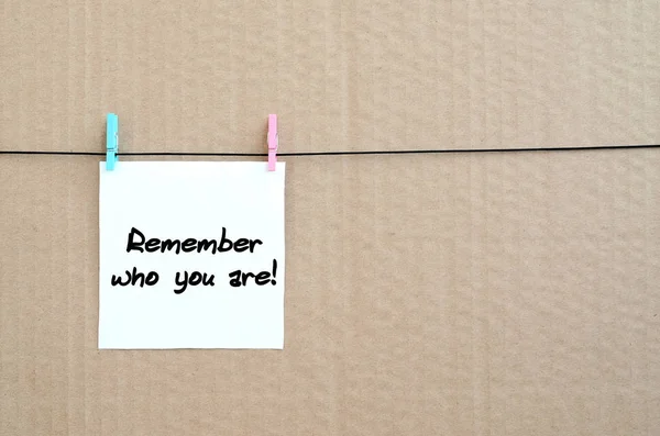 Remember Who You Note Written White Sticker Hangs Clothespin Rope — Stock Photo, Image