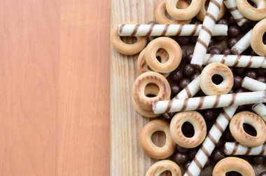 Gevrek tübüllerin, çikolata eritme topları ve simit bir tahtaya yalan