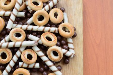 Gevrek tübüllerin, çikolata eritme topları ve simit bir tahtaya yalan