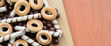 Gevrek tübüllerin, çikolata eritme topları ve simit bir tahtaya yalan