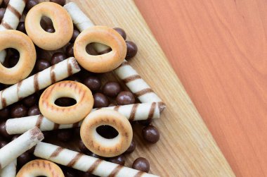 Gevrek tübüllerin, çikolata eritme topları ve simit bir tahtaya yalan