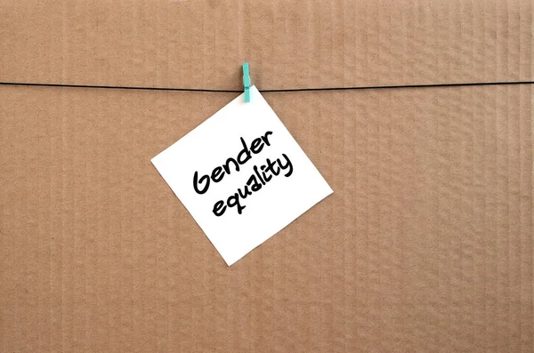 Ισότητα των φύλων. Σημείωση είναι γραμμένη σε ένα λευκό αυτοκόλλητο που κρέμεται w — Φωτογραφία Αρχείου