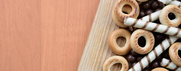 Túbulos Crocantes Bolas Derretimento Chocolate Bagels Estão Uma Superfície Madeira — Fotografia de Stock