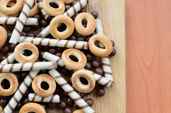 Gevrek tübüllerin, çikolata eritme topları ve simit bir tahtaya yalan