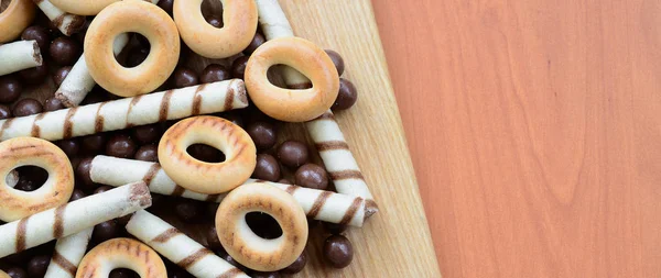 Gevrek tübüllerin, çikolata eritme topları ve simit bir tahtaya yalan