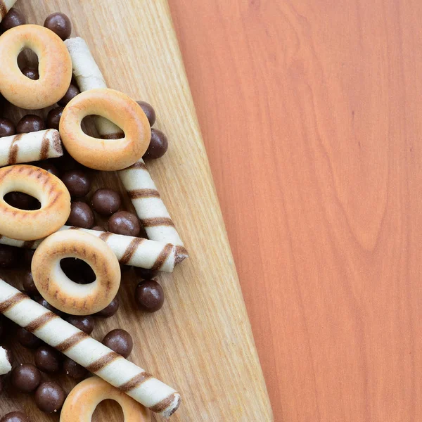 Gevrek tübüllerin, çikolata eritme topları ve simit bir tahtaya yalan