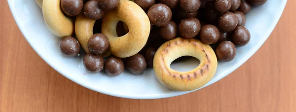 Krokante Tubuli Chocolade Smelten Ballen Bagels Liggen Een Witte Plaat — Stockfoto