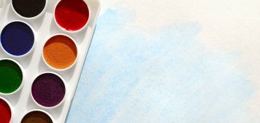 Bir mavi vuruş şeklinde soyut bir suluboya çizim gösteren kağıt üzerine suluboya yeni bir dizi yatıyor. Gençler arasında amatör resim kavramı